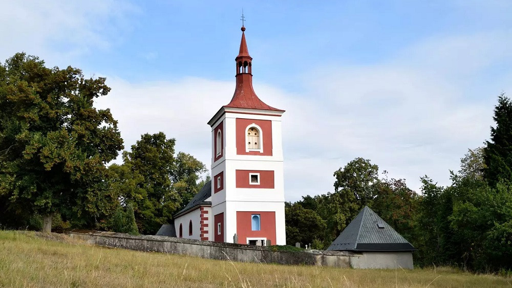 Zajímavostí původně renesančního kostela v Letařovicích, který byl přestavěn v barokním slohu, je kostnice v rohu zdejšího hřbitova. Foto: https://www.kudyznudy.cz