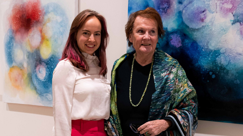 Zdenka Marie Nováková (vpravo) s Johanou Kabíčkovou, kurátorkou výstavy, na vernisáži. (Foto:@kaniamatej)