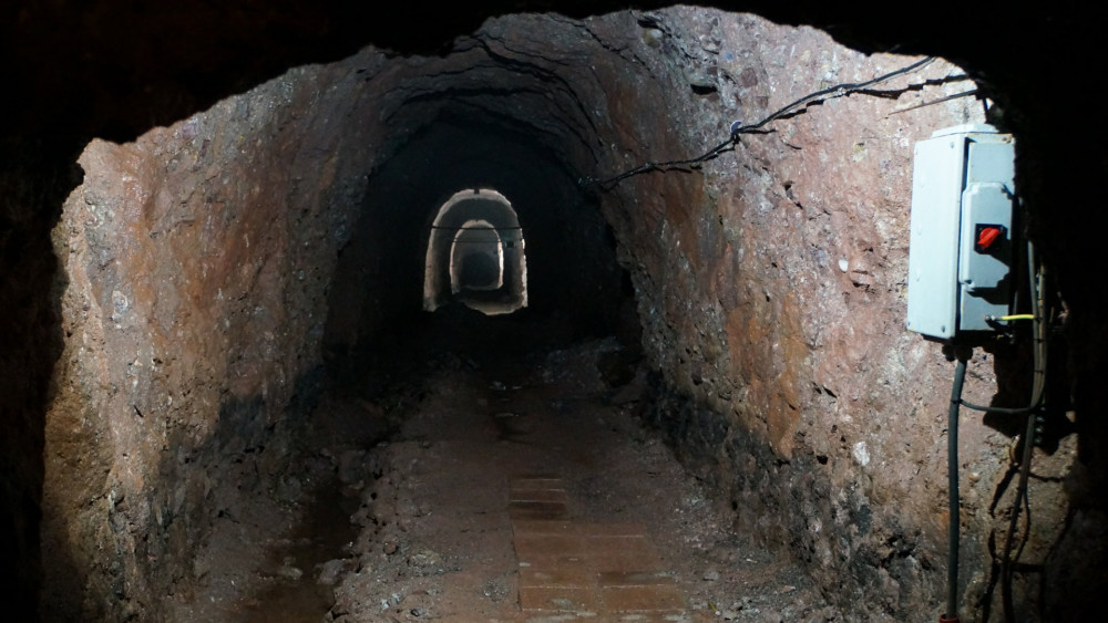 Základní razicí práce byly sice dokončeny téměř všechny, ale vybetonovat se stihlo jen kolem 10% celého podzemí, takže další tunely a místnosti vypadají takto.