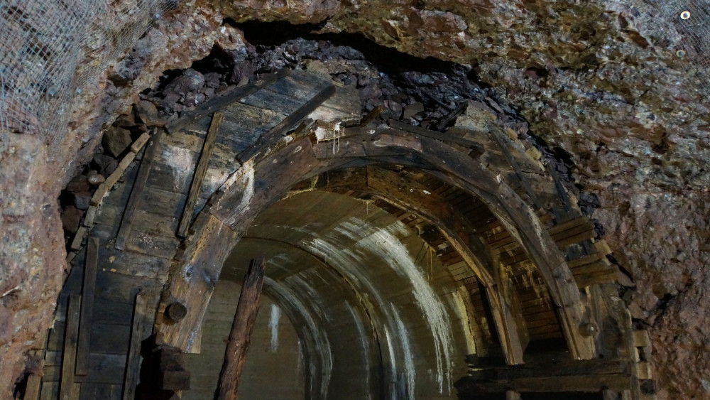 Ukázka betonování. Za léta optimálních životních podmínek v temnu zatopeného podzemí většinu pomocných dřevěných konstrukcí sežrala dřevomorka.