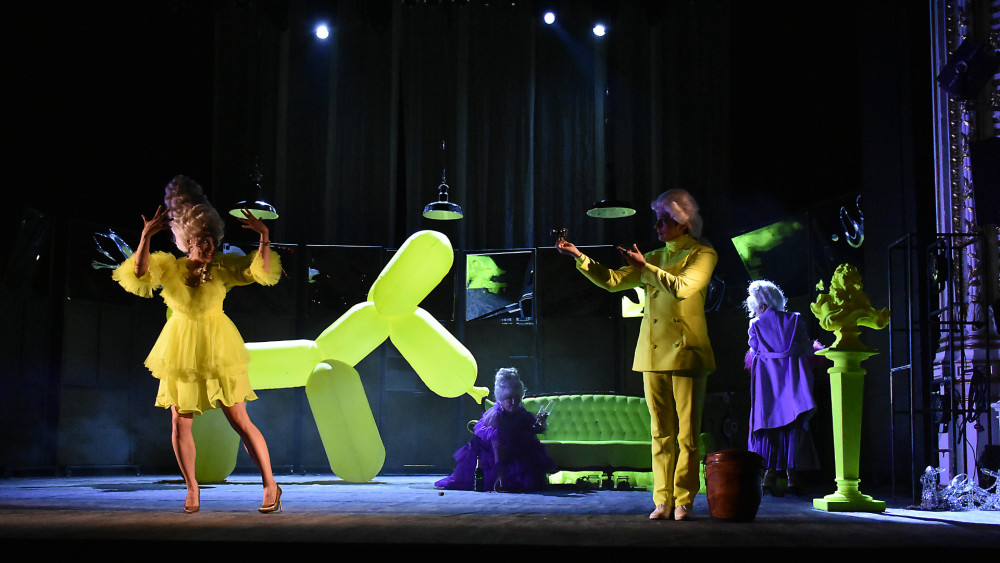 Scéna i kostýmy jsou laděné do signální žluté a zelené.