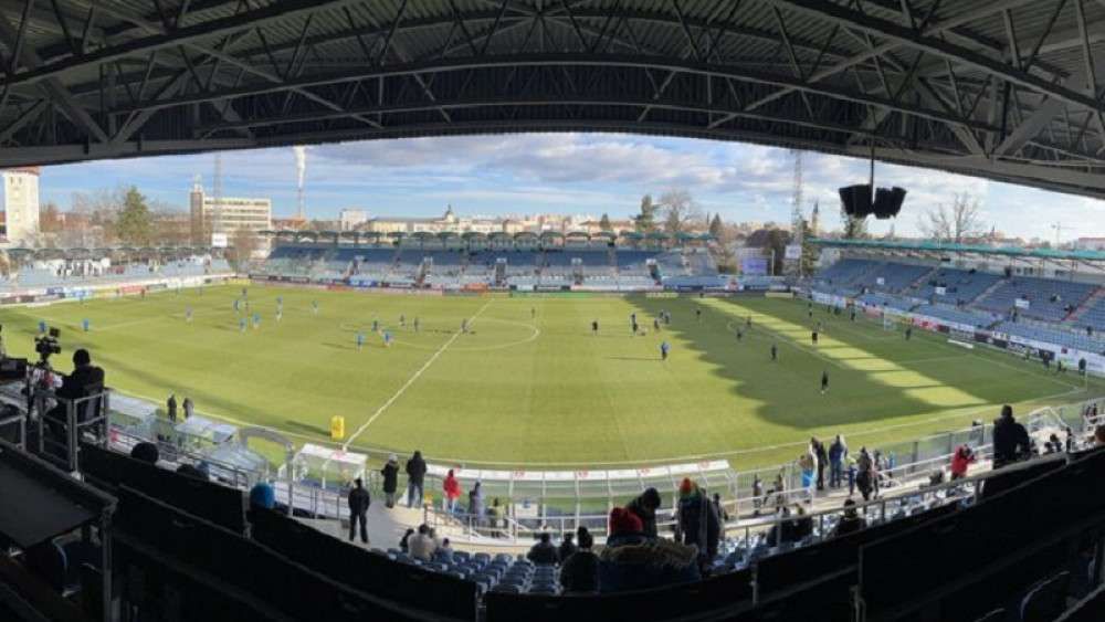 Krásné fotbalové počasí  (až na tu teplotu ) a dobře připravený trávník... Foto: twitter Slovan Liberec