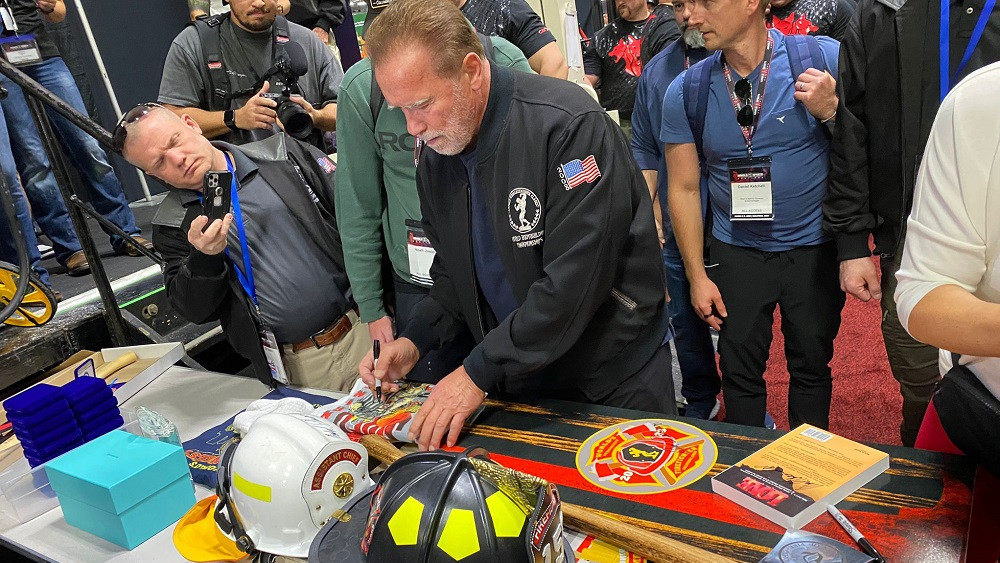 Stříbrnou trofej libereckému hasiči předal Arnold Schwarzenegger.