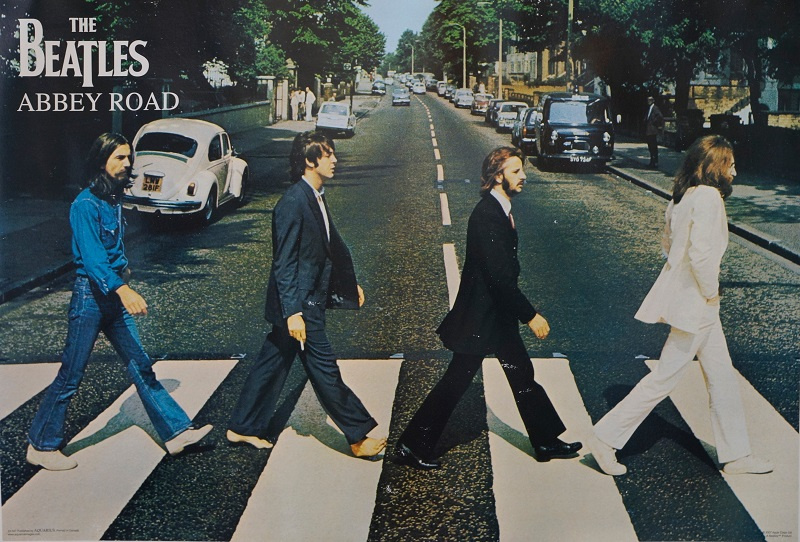 Ikonický snímek čtveřice „Brouků“ přecházející po přechodu ulici Abbey Road nafotil skotský fotograf Iain Macmillan..