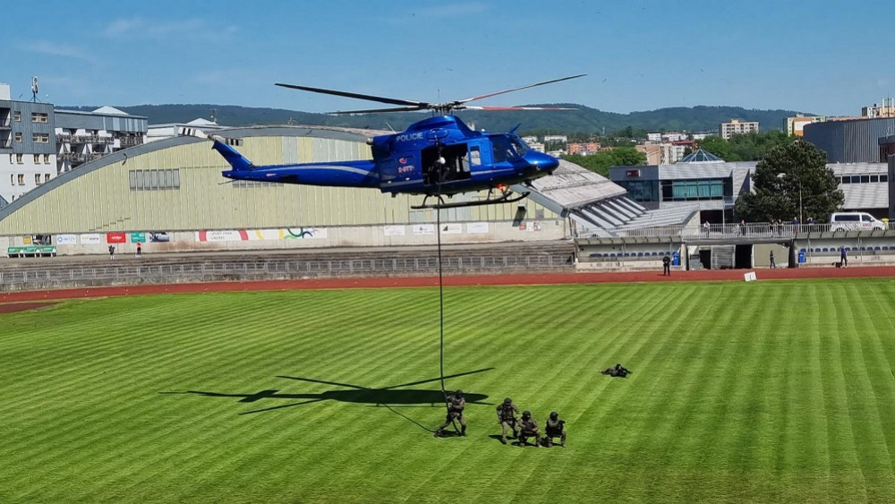 Policejní vrtulník v areálu Sport parku Liberec.