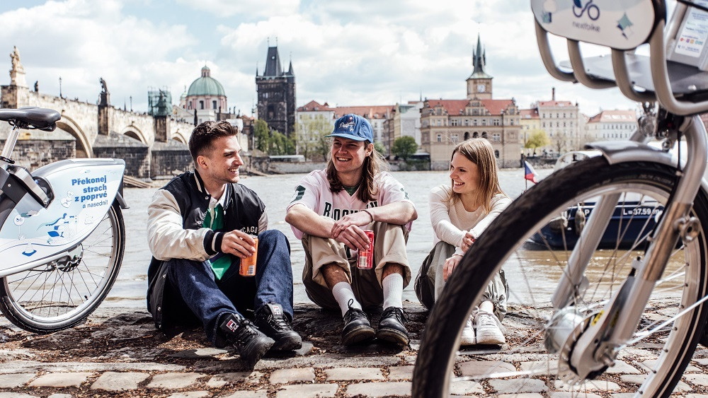 Už se těšíme na fotografie sdílených kol v jabloneckých reáliích. V Praze jim to sluší. Foto z www.nextbikeczech.com