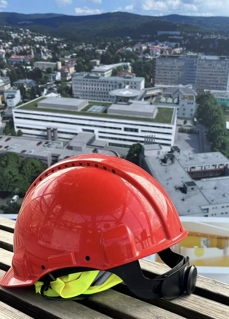 Vizualizace budoucího díla a symbol stavařiny, foto z FB KNL