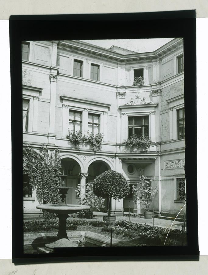 Adolf Gahler 1911, Vnitřní dvůr vily Joh. Liebiega ml., diapozitiv