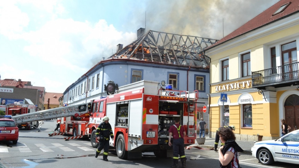 Vyhořelý Kounicův dům, foto: HZS LK