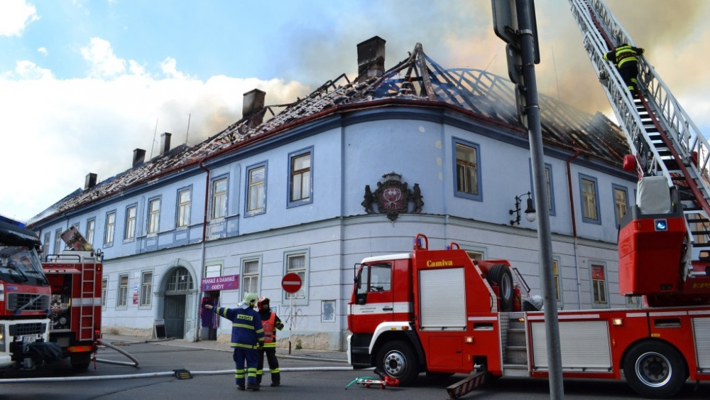 Vyhořelý Kounicův dům, foto: HZS LK