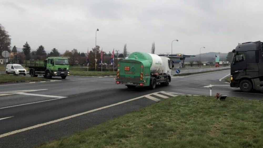 Křižovatka v Jestřebí byla složitá jak z učebnice pro autoškoly. Foto: ŘSD LK