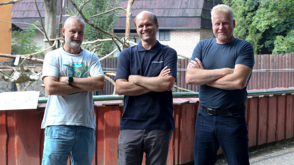 Zleva: ředitel Zoologické zahrady v Liberci David Nejedlo, výkonný ředitel Photon Water Petr Kvapil a Tomáš Lederer, hlavní koordinátor projektu Life4zoo z Oddělení technologie životního prostředí CXI TUL. Foto: Adam Pluhař, TUL