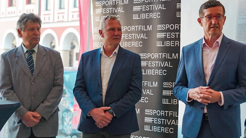 Vybroušený lesk sportu v Malé výstavní síni, vernisáž, zleva Jiří Čeřovský (LK), Petr Židek (SML) a Jakub Bažant