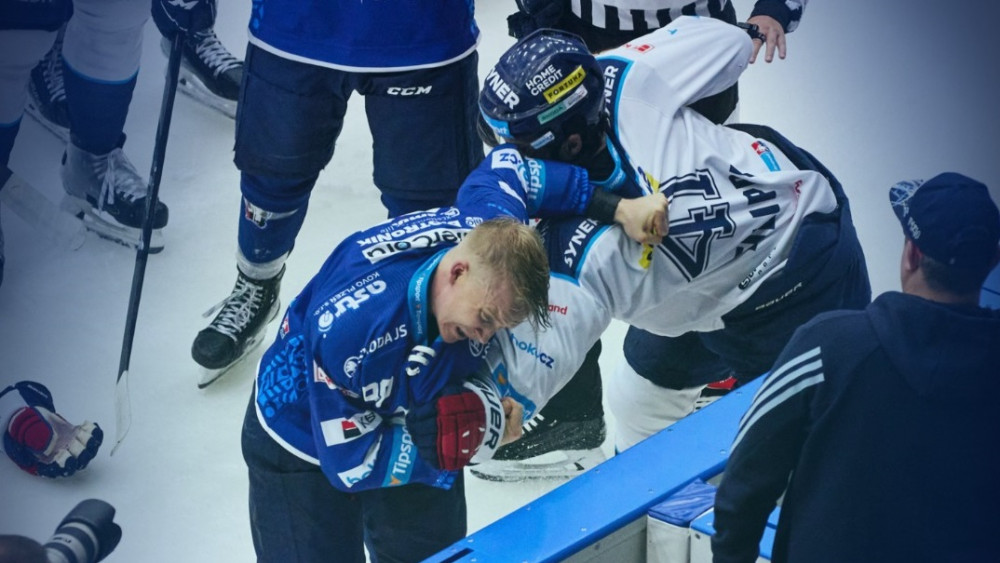 Tomáš Filippi v bitce s Aleksim Laaksem. Foto z www.hcbilitygri.cz