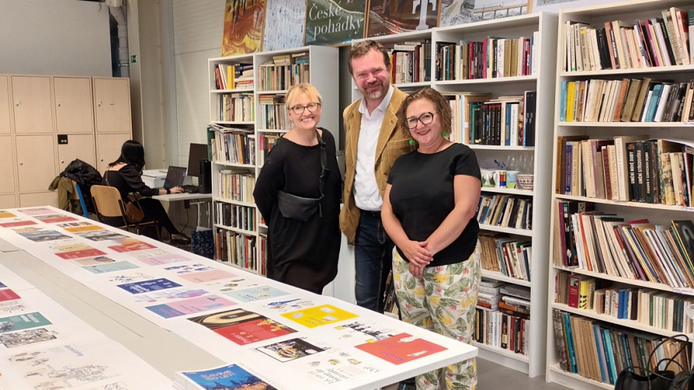 Zástupci libereckého muzea na pracovní návštěvě na Sutnarce v Plzni. Zleva Renáta Fučíková, vedoucí Ateliéru didaktické ilustrace, Jiří Křížek, ředitel