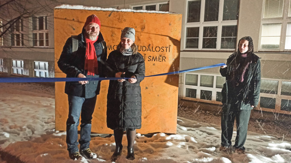 Slavnostní odhalení umělecké instalace. Zleva: kurátor Michal Koleček, prorektorka Lenka Burgerová a proděkanka Fakulty přírodovědně-humanitní a pedagogické TUL Zuzana Pechová. Foto: Ilona Sovová