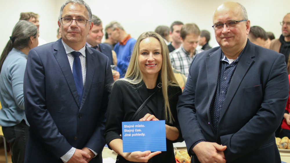 Zleva: děkan Fakulty přírodovědně-humanitní a pedagogické Jan Picek, umělkyně Blanka Kirchner a rektor Miroslav Brzezina na křtu publikace. Foto: Adam Pluhař, TUL
