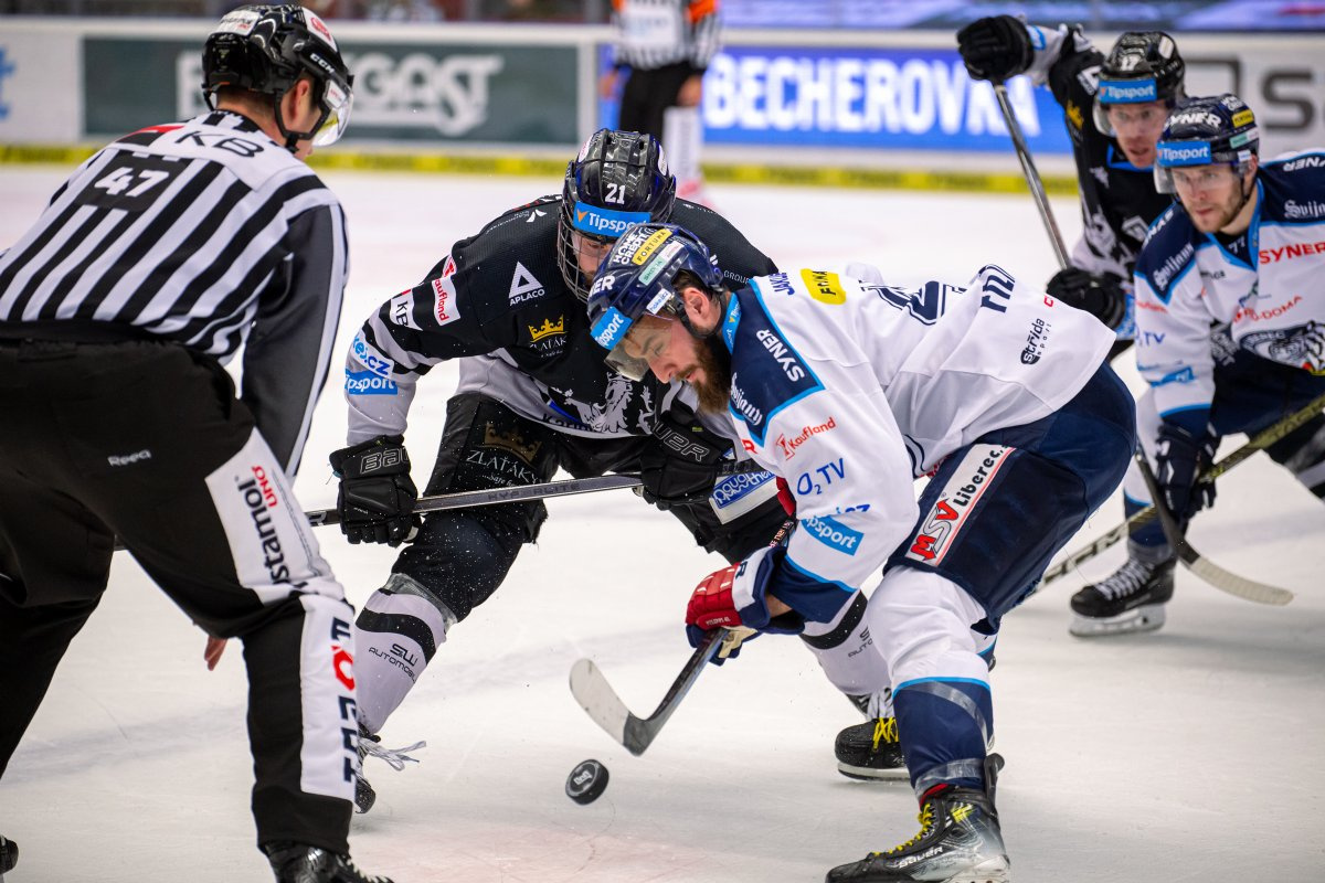 Úspěšnost Tomáše Filippi na buly překročila v Karlových Varech 60 procent, foto: www.hcbilitygri.cz