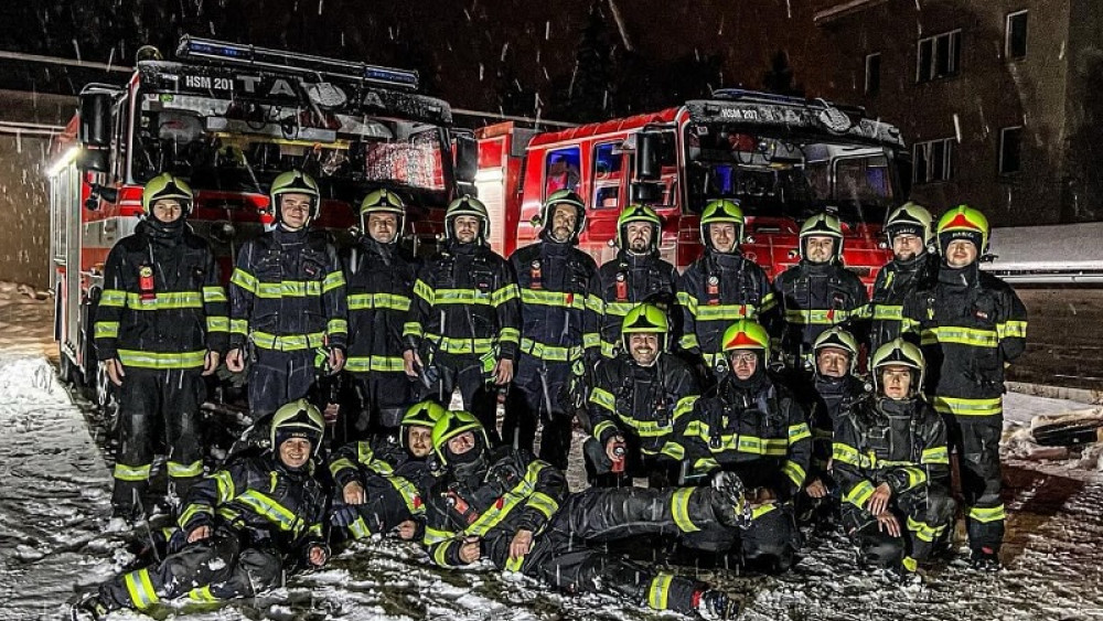 Tým dobrovolných hasičů z Lomnice nad Popelkou.