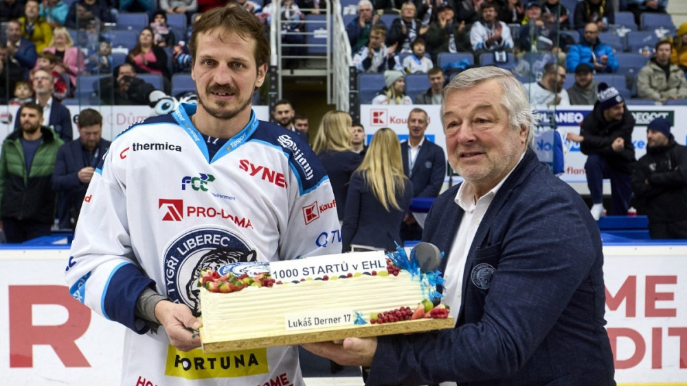 Ceremoniál pro Lukáše Dernera, foto: www.hcbilitygri.cz