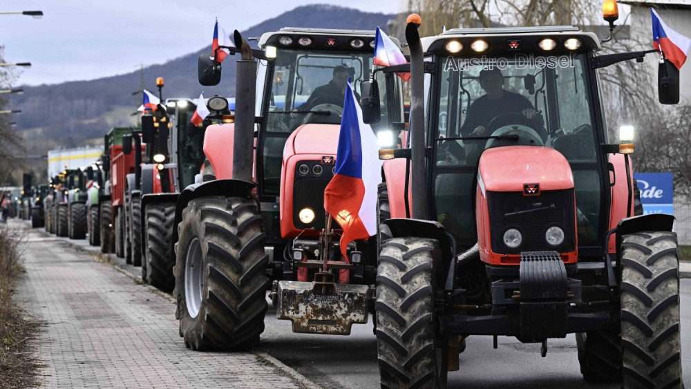 Do České Lípy se dnes na demonstraci sjelo 50 traktorů. Foto: Artur Irma