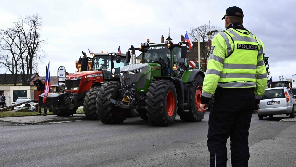 Do České Lípy se dnes na demonstraci sjelo 50 traktorů. Foto: Artur Irma