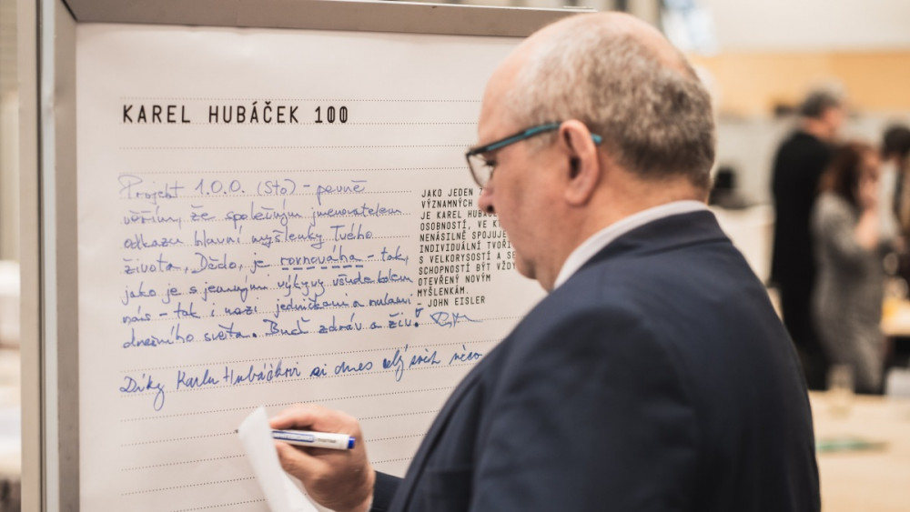 Rektor Brzezina píše vzkaz Karlu Hubáčkovi, foto: Richard Králiček