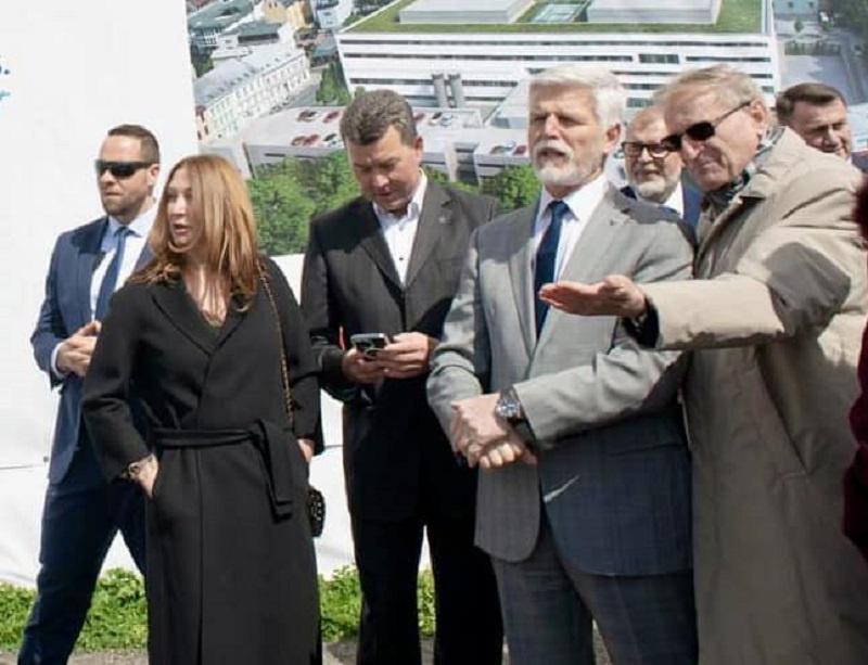 Petr Moos s prezidentem republiky Petrem Pavlem při poklepu na základní kámen k CUM. Foto z FB KNL