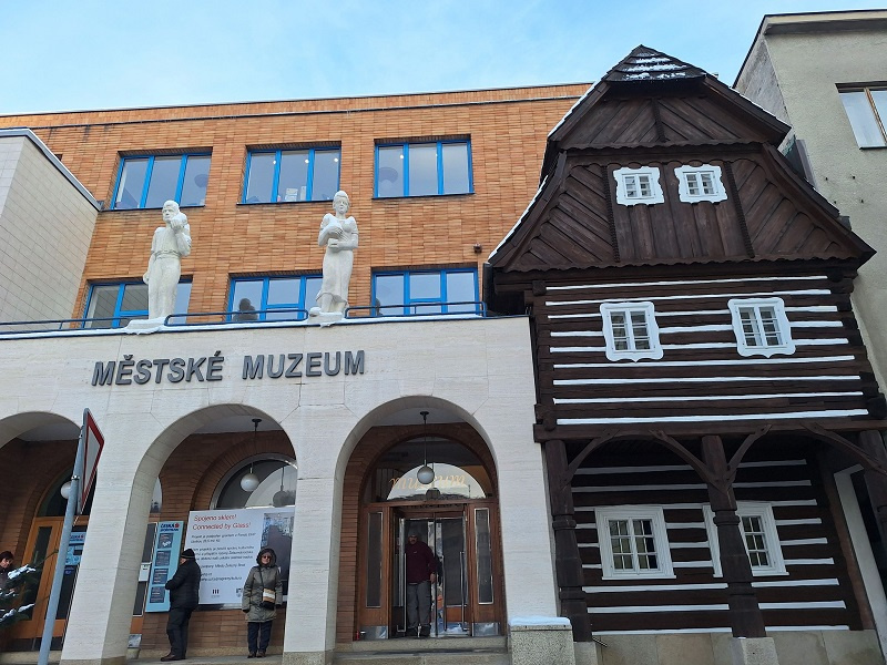 Foto budovy muzea je z FB Visit Crystal Valley