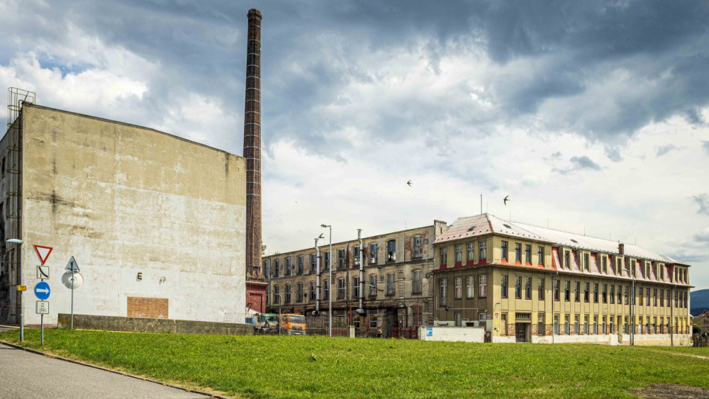 Zchátralý areál textilní továrny Bekon, foto: Artur Irma 
