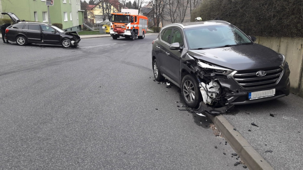 Dopravní nehoda dvou osobních aut v liberecké ulici Na Žižkově 15. března, foto: X/HZS LK