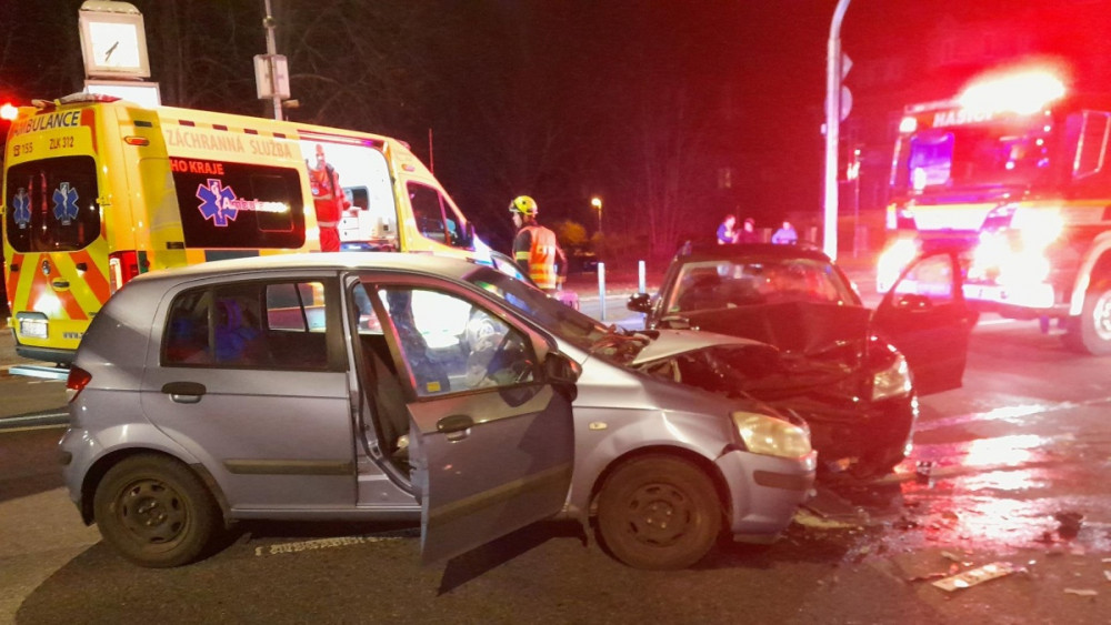 Dopravní nehoda dvou osobních aut v Jablonci nad Nisou, na křižovatce ulic U Přehrady a Palackého 3. března. Při střetu byly zraněny 3 osoby. Foto: X/HZS LK