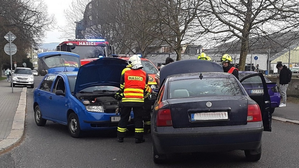 Dopravní nehoda dvou osobních aut v Jeronýmově ulici v Liberci 15. března. Při střetu se zranily 2 osoby. Foto: X/HZS LK