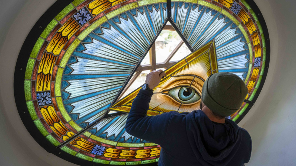Vitráž Boží oko v kostele v Kunraticích u Cvikova, foto: Artur Irma