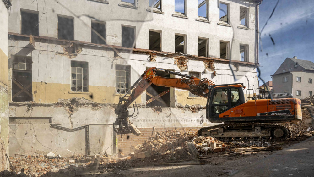 Stavbaři začali rozebírat zchátralé budovy bývalé textilky Bekon v Hrádku nad Nisou, foto: Artur Irma