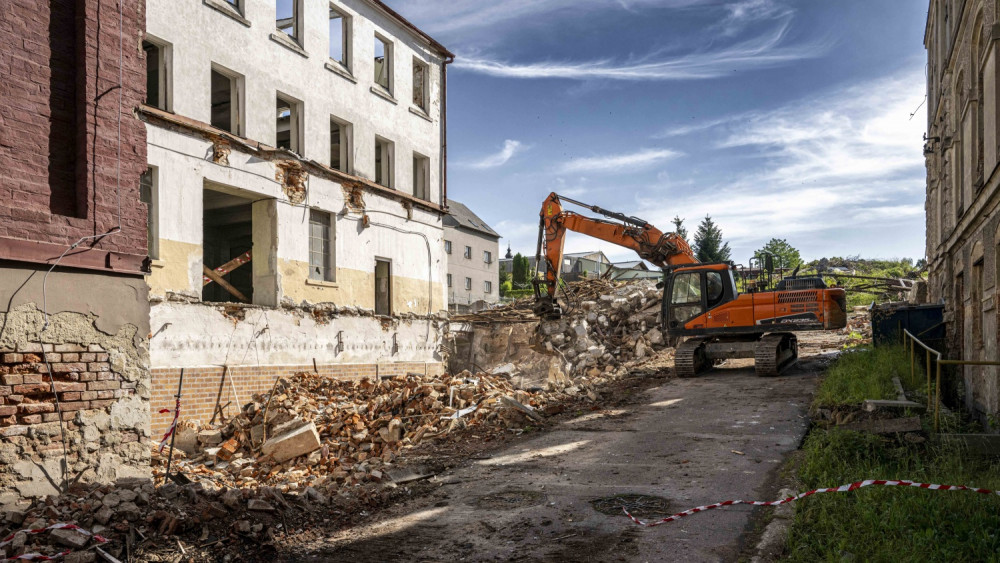 Stavbaři začali rozebírat zchátralé budovy bývalé textilky Bekon v Hrádku nad Nisou, foto: Artur Irma