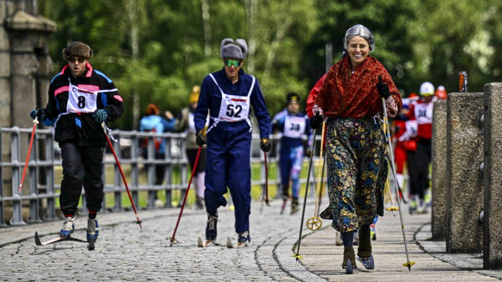 Recesistický závodu běžkařů v Jablonci, foto: Artur Irma