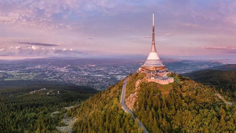 Ještěd, dominanta nad Libercem a symbol celého kraje, foto z www.kudyznudy.cz