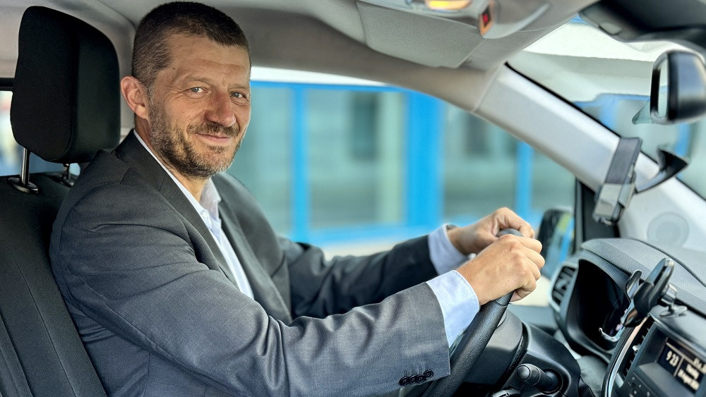 Krajský náměstek hejtmana pro dopravu Jan Sviták (STAN) v taxibusu.