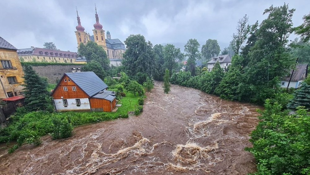 Slavná "povodňová" fotografie z Hejnic z FB starosty J. Demčáka