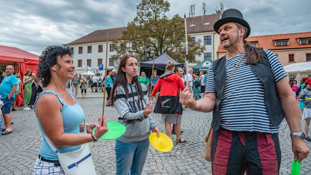 Akrobatická komediální show Fangle cirkusu Chůdadlo. Foto z FB souboru