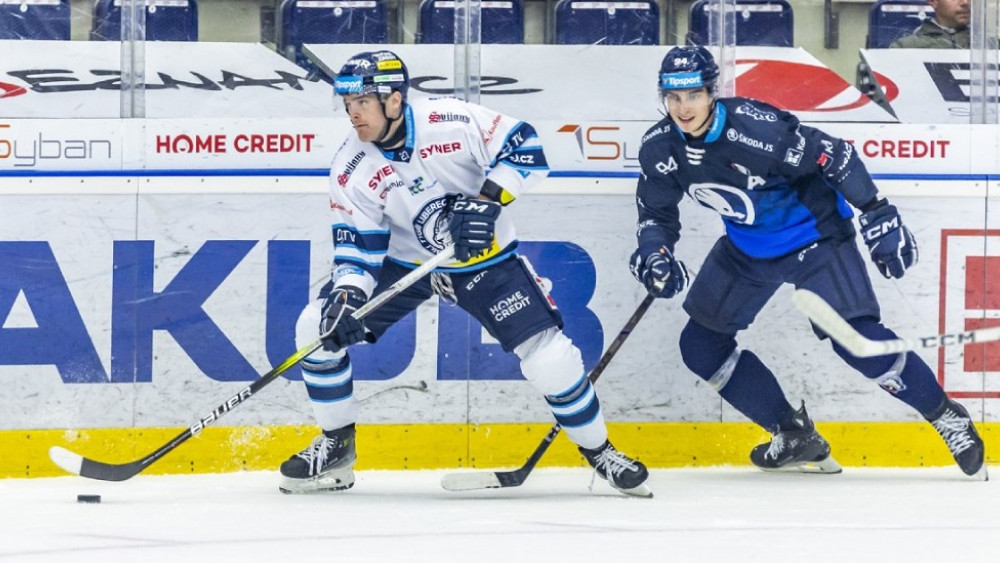 T.J. Melancon v držení puku. Foto: www.hcbilitygri.cz