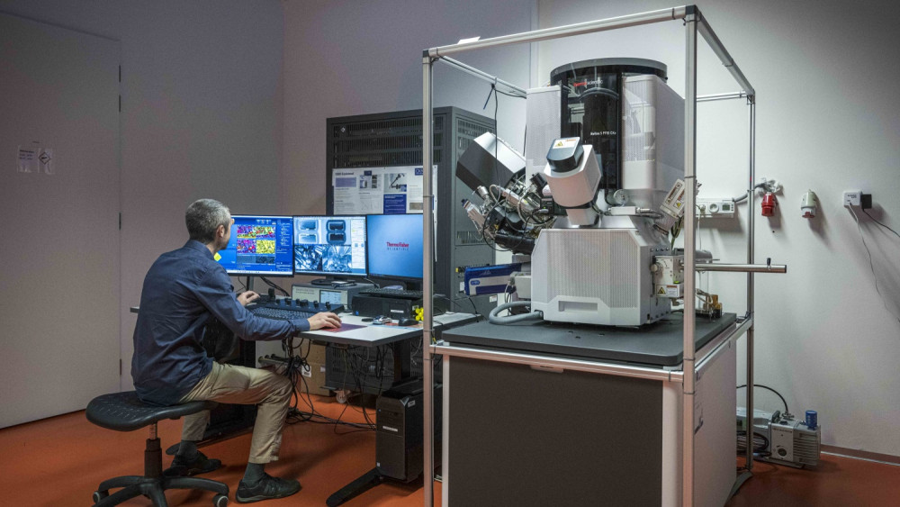 Speciální mikroskop na liberecké univerzitě, foto: Artur Irma