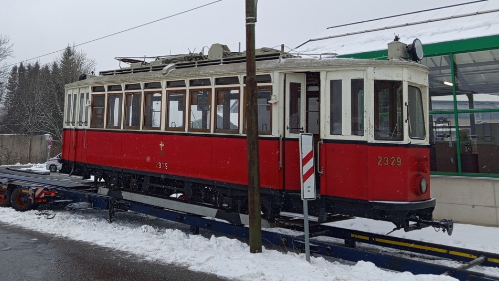 Původně vídeňský tramvajový vůz typu K č. 2329 vyrobený v roce 1913 ve vagónce ve Studénce. Foto: DPMLJ