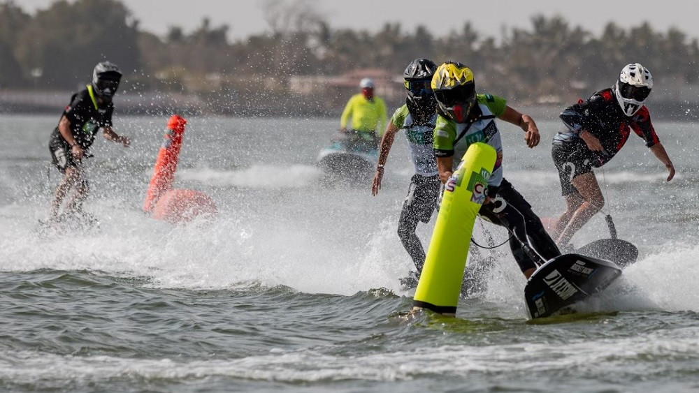 Motosurf kombinuje adrenalinovou jízdu na motorovém surfu s precizní technikou a fyzickou kondicí.