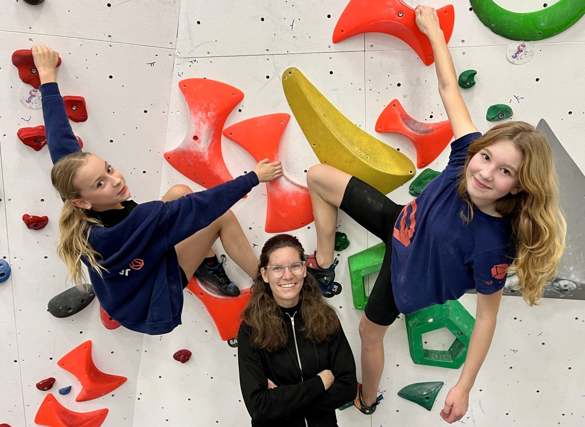 Krautschneiderová, Pluhařová, trenérka Poličová, foto: Lezecký klub Racoons LK Boulder