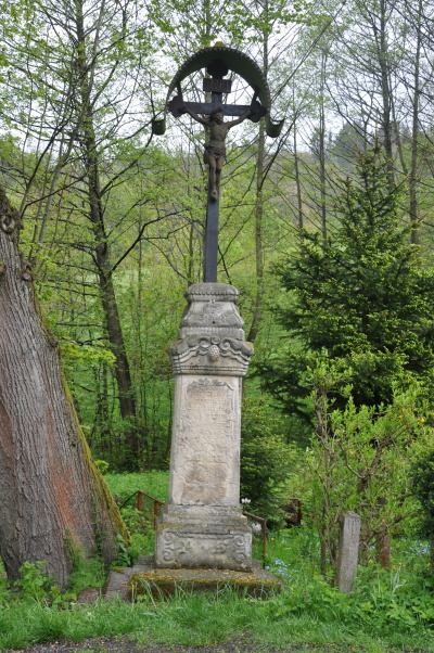 Litinový kříž z roku 1829 stojí u místní komunikaci vedoucí z Liberce do Českého Dubu
