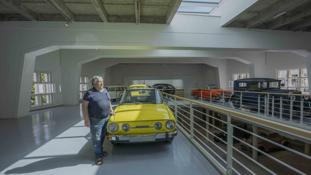 Bývalé prvorepublikové kino v Turnově se proměnilo v galerii automobilů, foto: Artur Irma