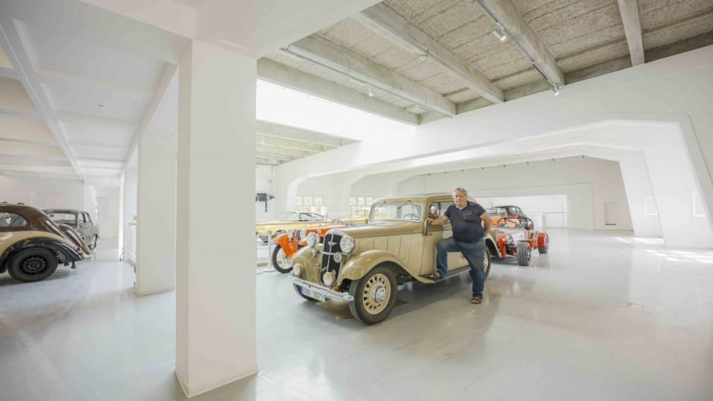 Bývalé prvorepublikové kino v Turnově se proměnilo v galerii automobilů, foto: Artur Irma