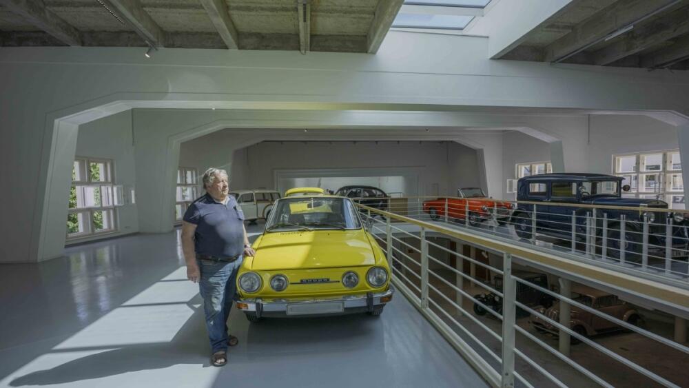 Bývalé prvorepublikové kino v Turnově se proměnilo v galerii automobilů, foto: Artur Irma